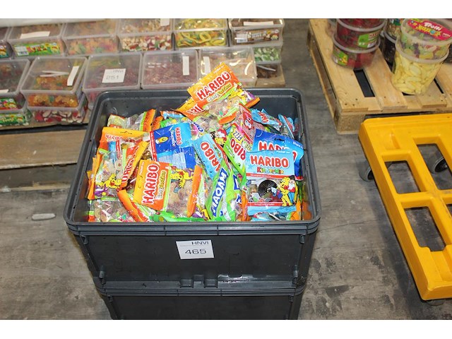 Haribo en maoam snoepzakjes in twee kunststof kratten. - afbeelding 1 van  2