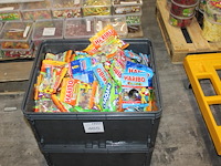 Haribo en maoam snoepzakjes in twee kunststof kratten. - afbeelding 1 van  2