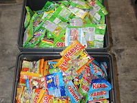 Haribo en maoam snoepzakjes in twee kunststof kratten. - afbeelding 2 van  2