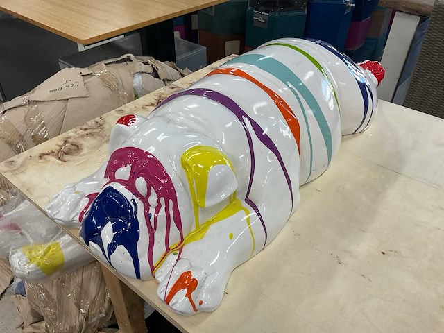 Harsbeeld va een liggende engelse buldog 90cm - afbeelding 4 van  4