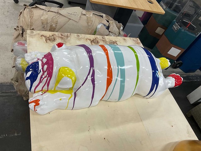 Harsbeeld va een liggende engelse buldog 90cm - afbeelding 3 van  4