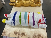 Harsbeeld va een liggende engelse buldog 90cm - afbeelding 2 van  4