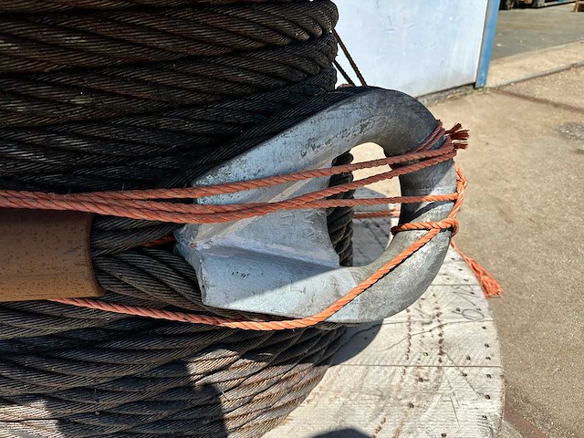 Haspel met 60 meter staalkabel - afbeelding 1 van  2