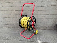 Haspel met tuinslang - afbeelding 1 van  5