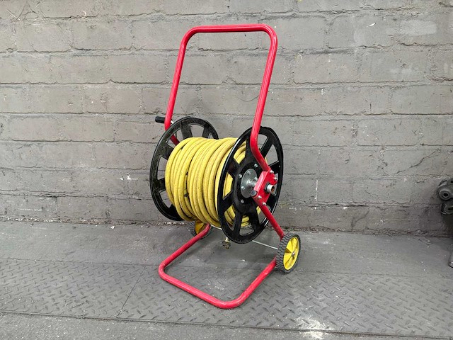 Haspel met tuinslang - afbeelding 2 van  5