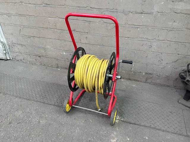 Haspel met tuinslang - afbeelding 4 van  5