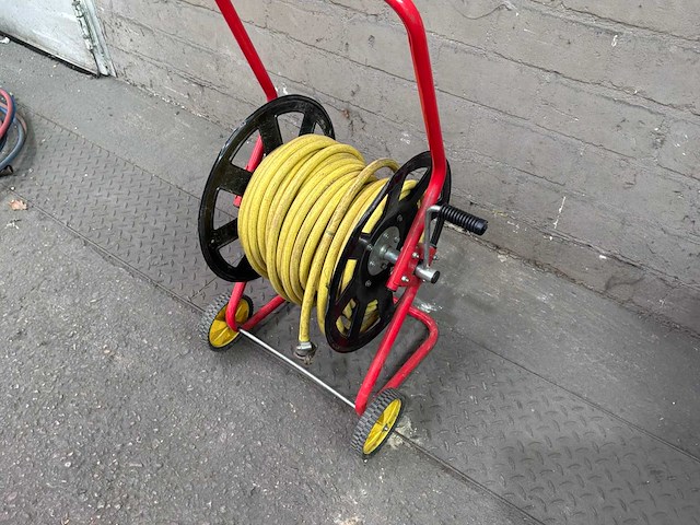 Haspel met tuinslang - afbeelding 5 van  5