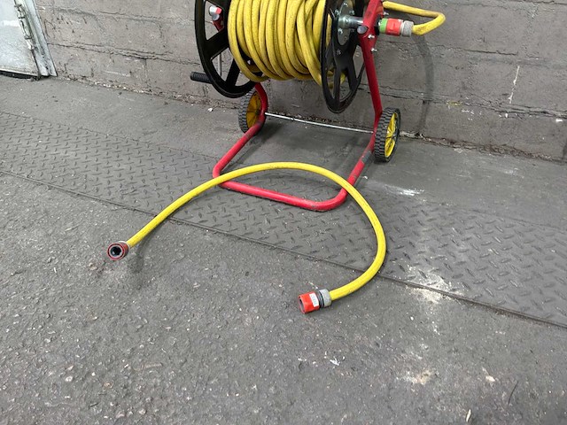 Haspel met tuinslang - afbeelding 1 van  2