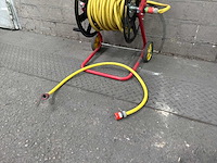 Haspel met tuinslang - afbeelding 1 van  2