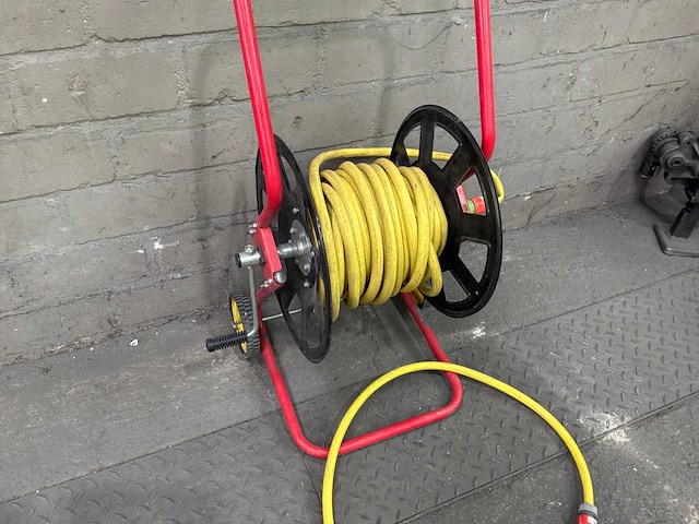 Haspel met tuinslang - afbeelding 2 van  2