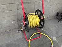 Haspel met tuinslang - afbeelding 2 van  2