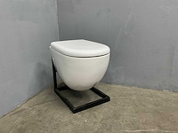 Hatria - wandcloset met toiletzitting en bedieningsplaat - afbeelding 1 van  7