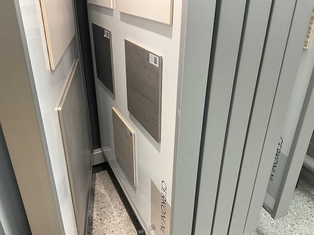 Hauff - tegeldisplay met schuifpanelen - afbeelding 34 van  36