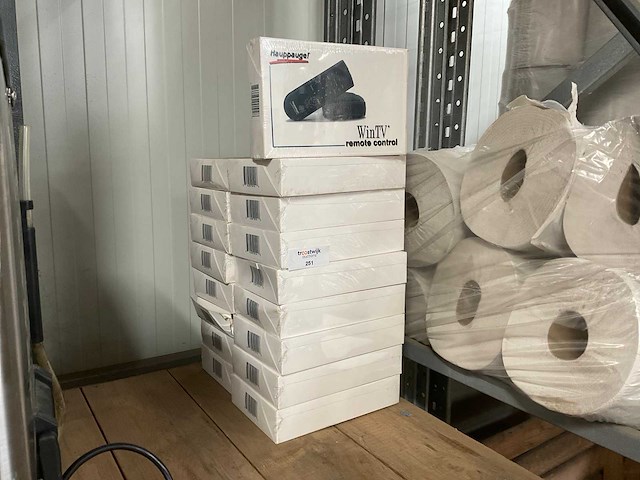 Hauppaugel tv remote (17x) - afbeelding 1 van  1