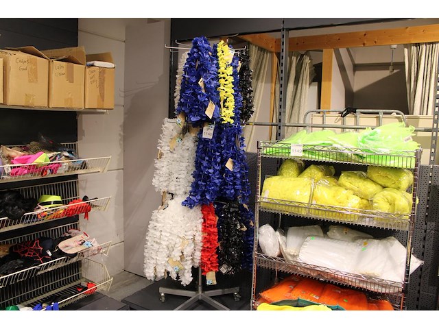 Hawaii kransen op verrijdbaar winkelrek in diverse kleuren. - afbeelding 1 van  2