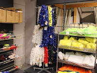 Hawaii kransen op verrijdbaar winkelrek in diverse kleuren. - afbeelding 1 van  2