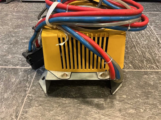 Hawker - 24v 100a - battery chargers - afbeelding 2 van  3