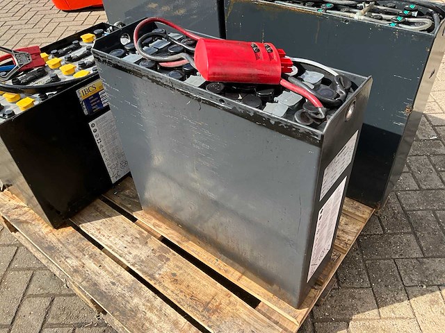 Hawker 24v 2 pzs 250 tractie batterij - afbeelding 1 van  4