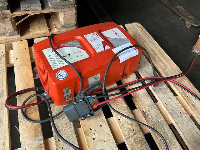 Hawker 24v/80a acculader - afbeelding 1 van  3