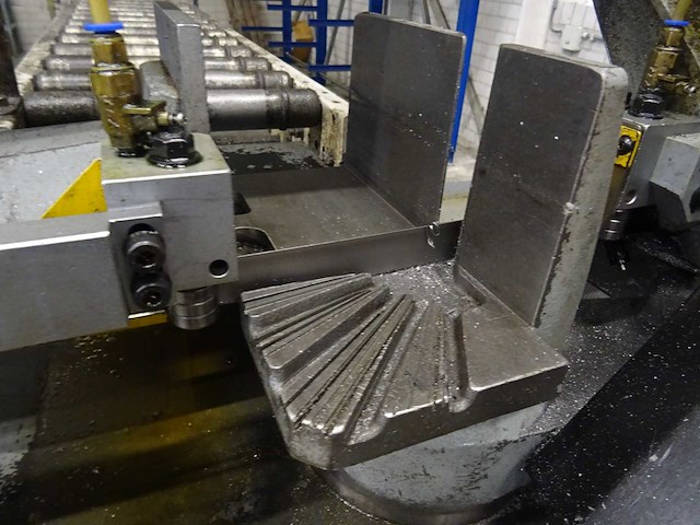 Hbm - metaallintzaagmachine - afbeelding 4 van  7