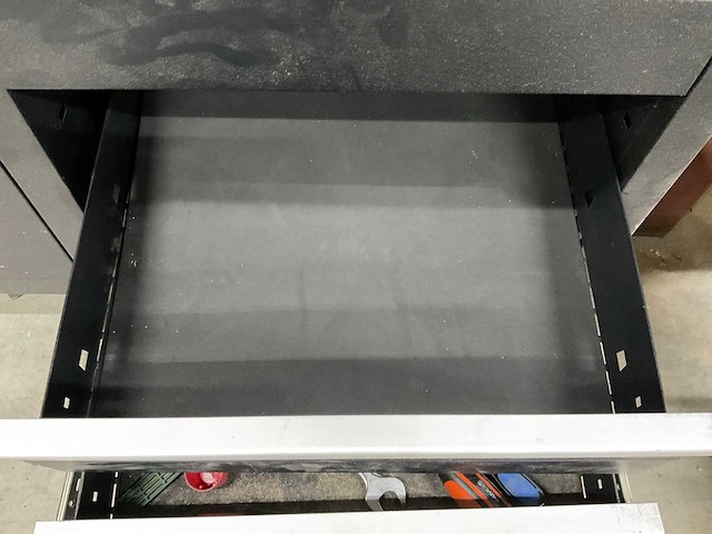 Hbm werkbank met bankschroef en slijpmachine - afbeelding 2 van  13