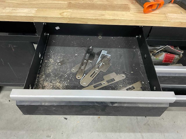 Hbm werkbank met bankschroef en slijpmachine - afbeelding 4 van  13