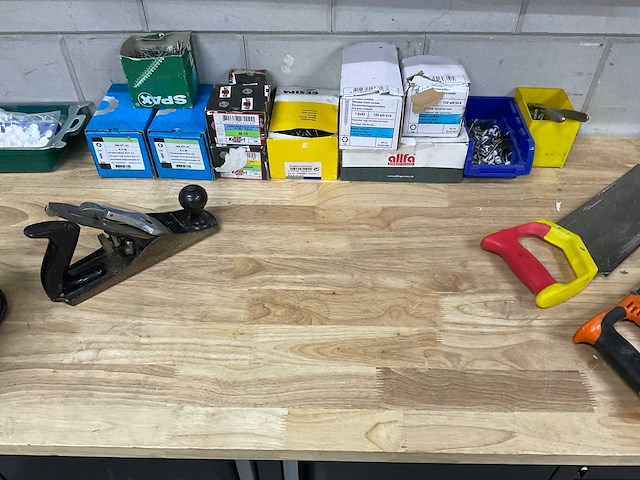 Hbm werkbank met bankschroef en slijpmachine - afbeelding 8 van  13