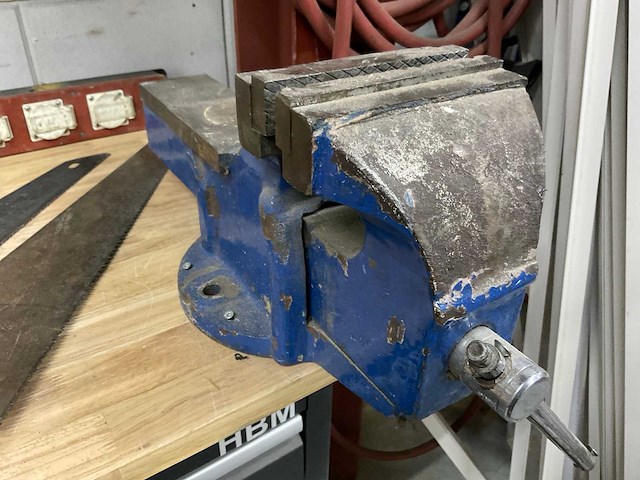 Hbm werkbank met bankschroef en slijpmachine - afbeelding 10 van  13