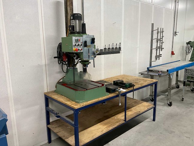 Hbm zs-40a kolomboormachine op werkbank - afbeelding 1 van  1