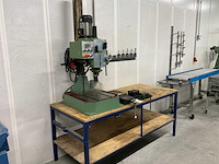 Hbm zs-40a kolomboormachine op werkbank - afbeelding 1 van  1