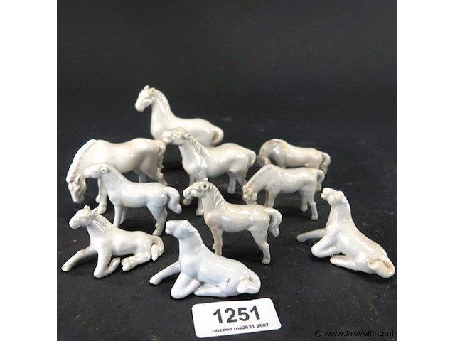 Hebbie ze weer, nog een kudde porseleinen paarden - afbeelding 1 van  5