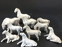 Hebbie ze weer, nog een kudde porseleinen paarden - afbeelding 1 van  5