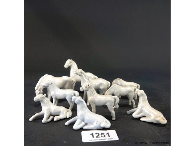 Hebbie ze weer, nog een kudde porseleinen paarden - afbeelding 2 van  5