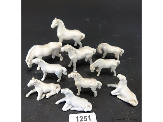 Hebbie ze weer, nog een kudde porseleinen paarden - afbeelding 3 van  5