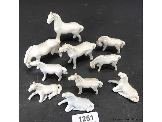Hebbie ze weer, nog een kudde porseleinen paarden - afbeelding 4 van  5
