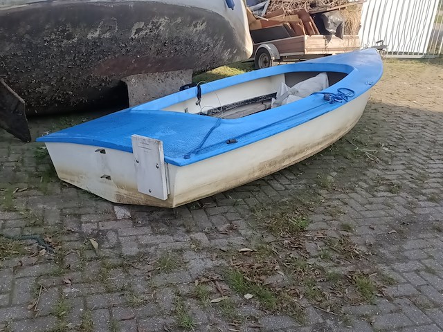 (heeg) zeilbootje zonder mast - afbeelding 1 van  6