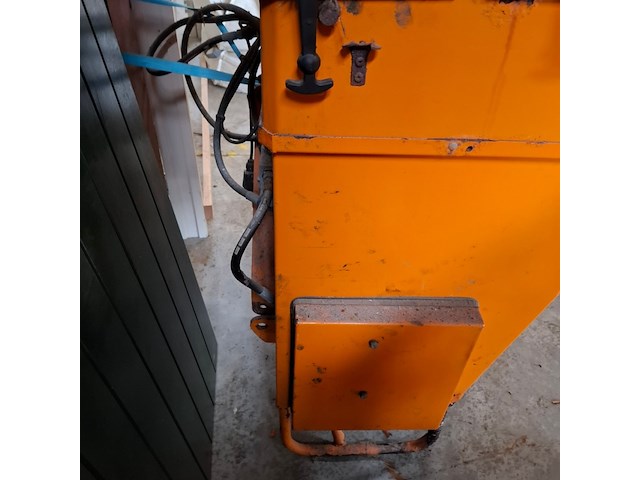 Hefgedragen tapijtstrooier jongerius wintermachine b.v., tr ht, bouwjaar 2002 - afbeelding 3 van  11