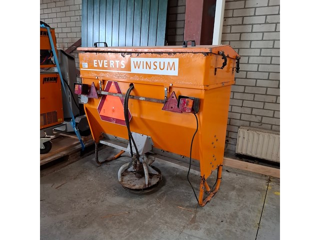 Hefgedragen tapijtstrooier jongerius wintermachine b.v., tr ht, bouwjaar 2002 - afbeelding 1 van  11