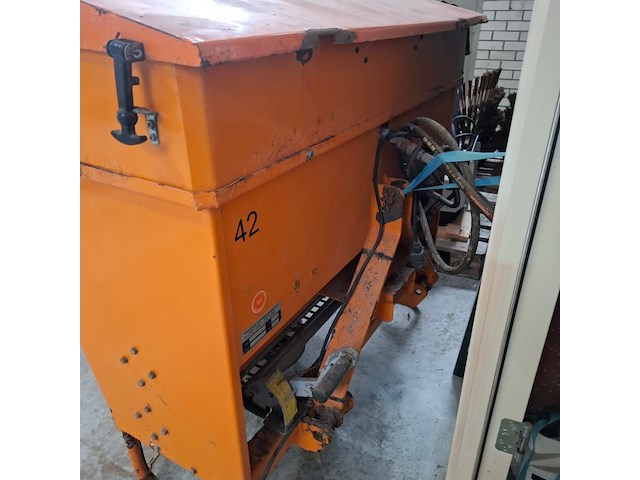 Hefgedragen tapijtstrooier jongerius wintermachine b.v., tr ht, bouwjaar 2002 - afbeelding 6 van  11