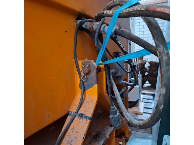 Hefgedragen tapijtstrooier jongerius wintermachine b.v., tr ht, bouwjaar 2002 - afbeelding 9 van  11