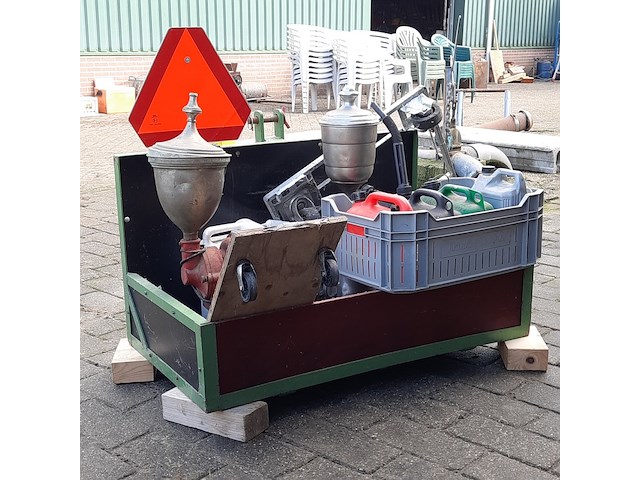 Hefgedragen transportbak met inhoud - afbeelding 1 van  11