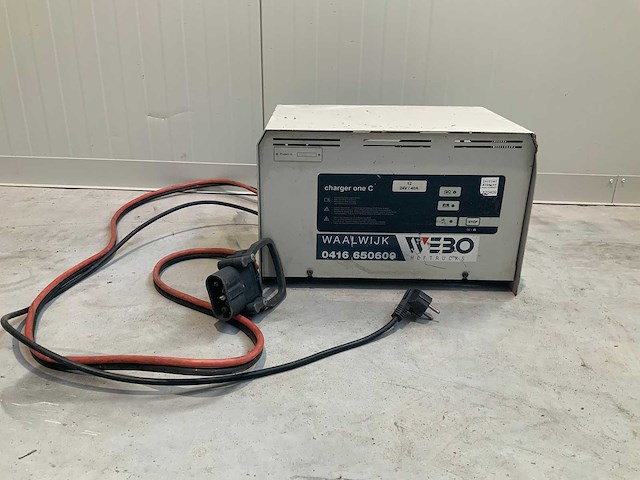 Heftruck accu lader - webo - afbeelding 1 van  4