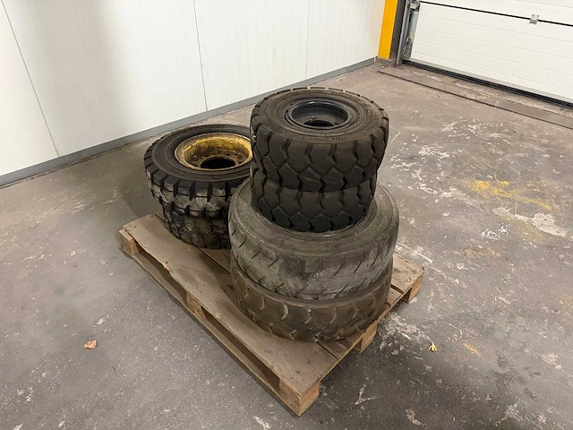 Heftruck banden met velgen - afbeelding 12 van  12