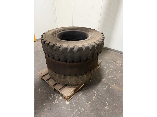 Heftruck banden met velgen - afbeelding 1 van  2