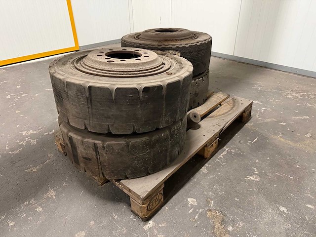 Heftruck banden met velgen - afbeelding 2 van  2