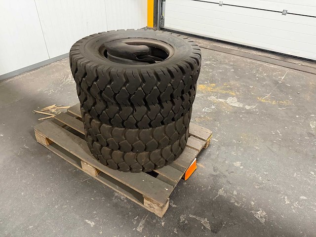 Heftruck banden met velgen - afbeelding 3 van  12