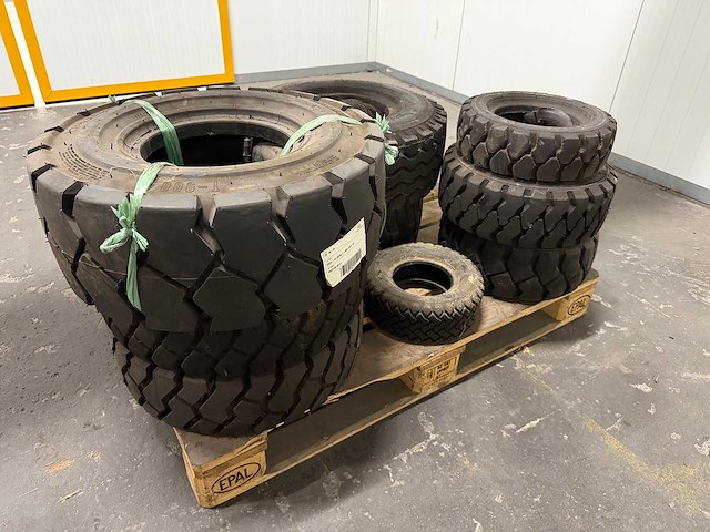 Heftruck banden met velgen - afbeelding 1 van  12