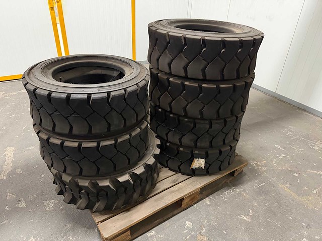 Heftruck banden met velgen - afbeelding 7 van  12