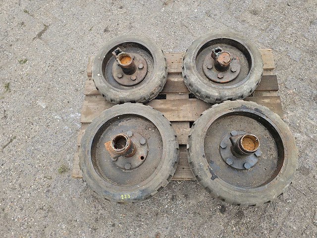 Heftruck banden set - afbeelding 3 van  6