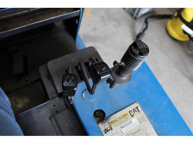 Heftruck caterpiller f40d. bouwjaar 1991. max. draaglast 2000 kg. tellerstanden 22.746 en 776 (twee tellers... - afbeelding 2 van  13